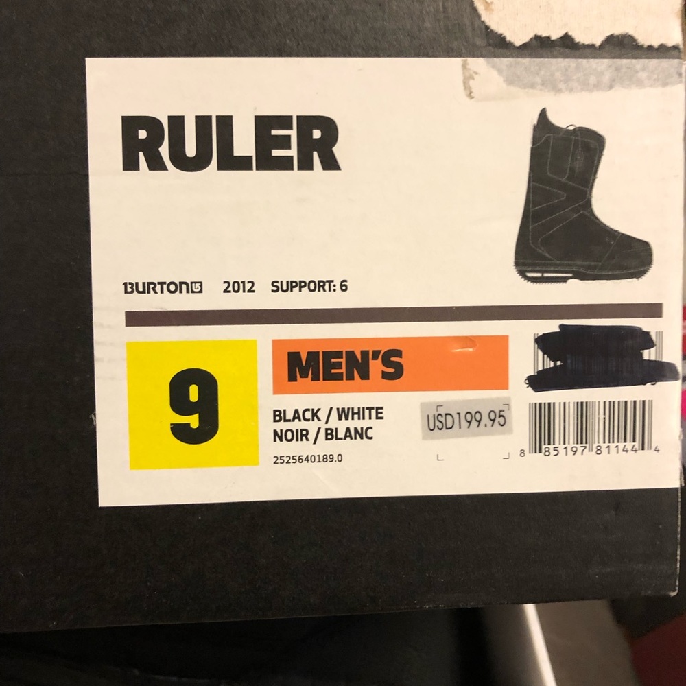 Men’s snowboarding boots